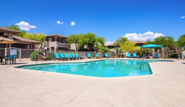 Comfortable condo with renovated kitchen, patio, pool, hot tub & fitness center