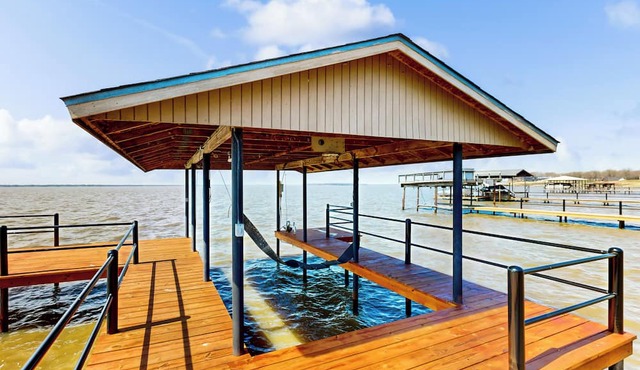 Laid-Back Lake House' w/Wraparound Deck in Kemp