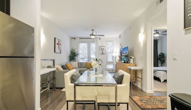 Fantastic 1-bedroom apartment with AC in charming Plano- King bed