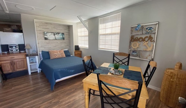 Beautiful 2-bedroom cozy getaway beachside with outdoor patio and lake toys