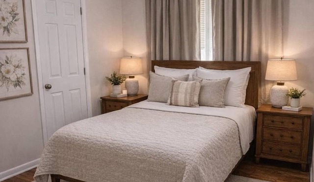 Charming 3BR Bungalow Sleeps 8 in Muenster