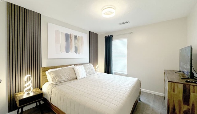 Modern, exotic 5br, pool, hot-tub near Woodlands