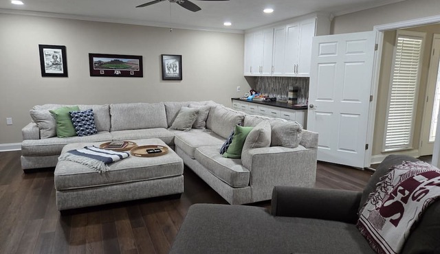 "Colonel". Spacious open concept. Fresh fun and comfortable for all. in Bryan