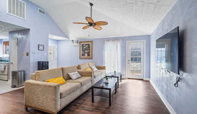 Sweet Home V - Family Cozy House, 20 minutes to downtown, 20 minutes to Airport