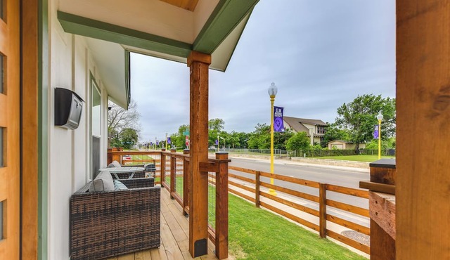 2 Mi to Dtwn: Chic Waco Studio w/Fire Pit!