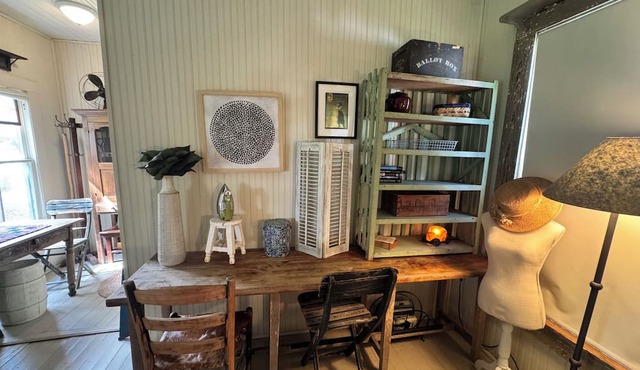 Charming 1880 Cottage in town of New Ulm walking distance from local businesses!