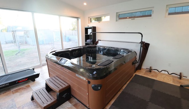 Relaxing Corner -Huge backyard - Hot Tub and Views