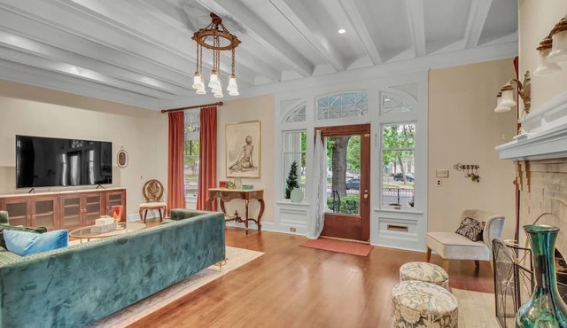 Walkable to Riverwalk Charming 5-Bedroom Historic Home in King William District