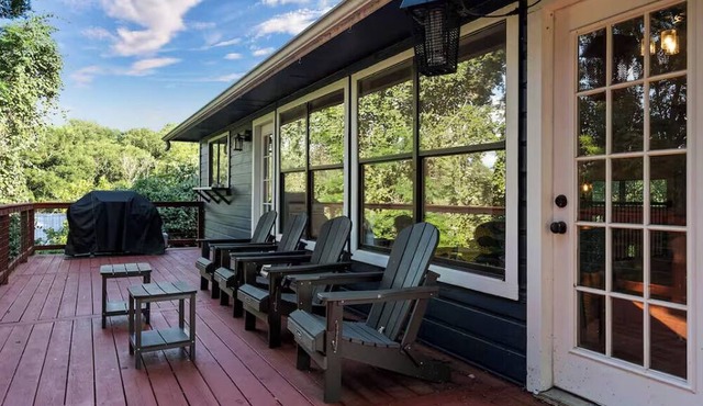Mins from Lake Austin: 2 story, fully equipped 4bd house with creek & fire pit.