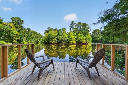 Lakefront Retreat by The Woodlands with Dock