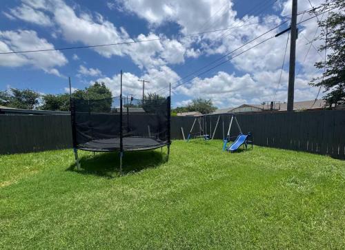 Stunning 4BR 2BA Hot Tub Cozy Holiday Home in Plano