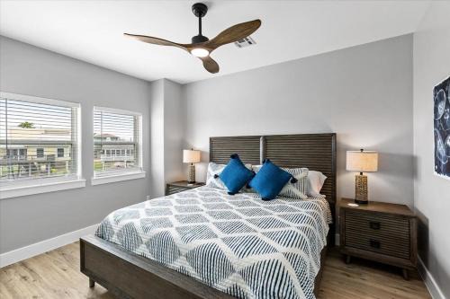 Jamaica Beach Waterfront | Heated Pool | Bayfront | Boat Slip | Kayaks | Huge Deck | Grill