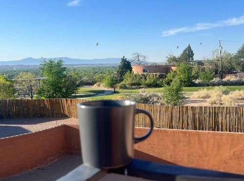 4BR Retreat with gated parking Near Old Town