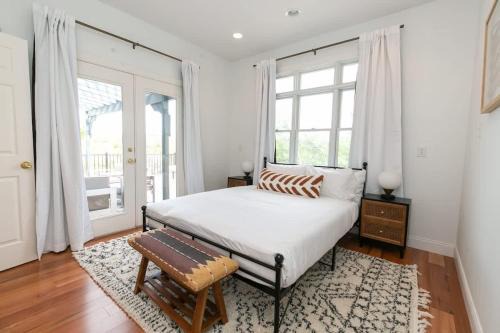 Spicewood Lodge with Pool, Hot Tub