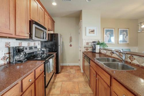 Hill Country Hideaway - The Hollows by Lake Travis