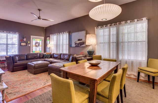 Cool SOUTHTOWN downtown home, walk to ALAMO, RIVERWALK close to all FREE WIFI